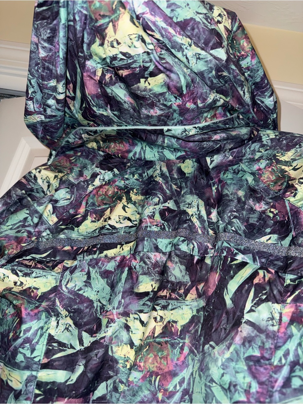 lululemon athletica Printed Hooded Lightweight Jacket - Picture 6 of 7